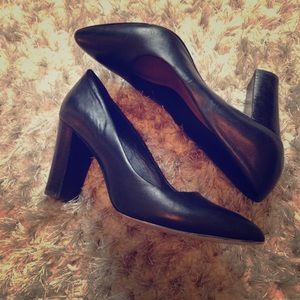 TAHARI Black Leather Pumps Heels EUC Size 8m